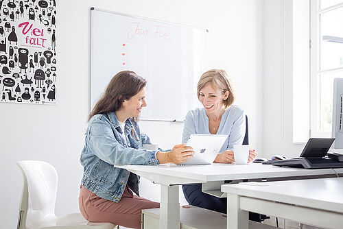 Mitarbeitende im Gespräch am Arbeitsplatz