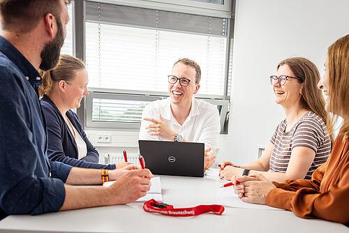 Mitarbeitende in einem Seminar