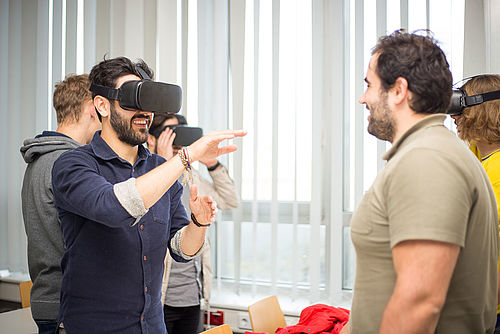 Studierende mit VR-Brillen