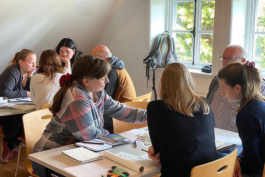 Während des Workshops diskutierten und entwickelten Studierende gemeinsam mit Bürger*innen Visionen für Wasbüttels Zukunft. 