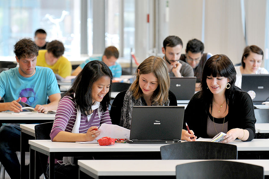 Studierende im Tünzelsaal der Universitätsbibliothek