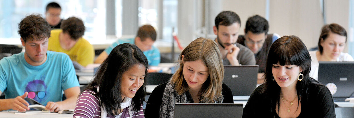 Studierende im Tünzelsaal der Universitätsbibliothek 