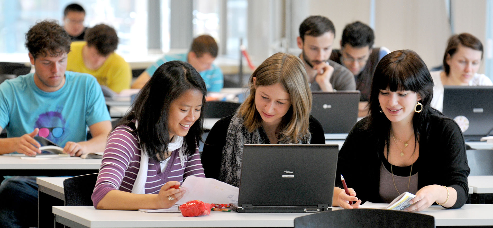 Studierende im Tünzelsaal der Universitätsbibliothek