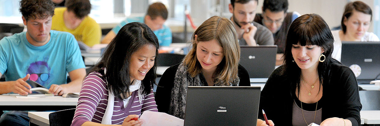 Studierende im Tünzelsaal der Universitätsbibliothek 