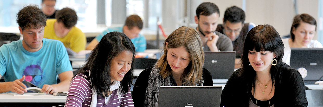 Studierende im Tünzelsaal der Universitätsbibliothek 