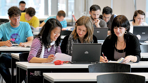 Studierende im Tünzelsaal der Universitätsbibliothek