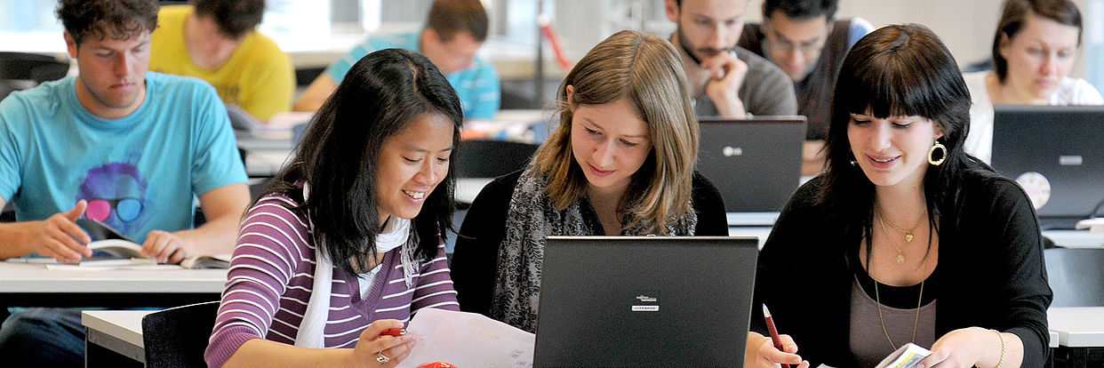 Studierende im Tünzelsaal der Universitätsbibliothek 