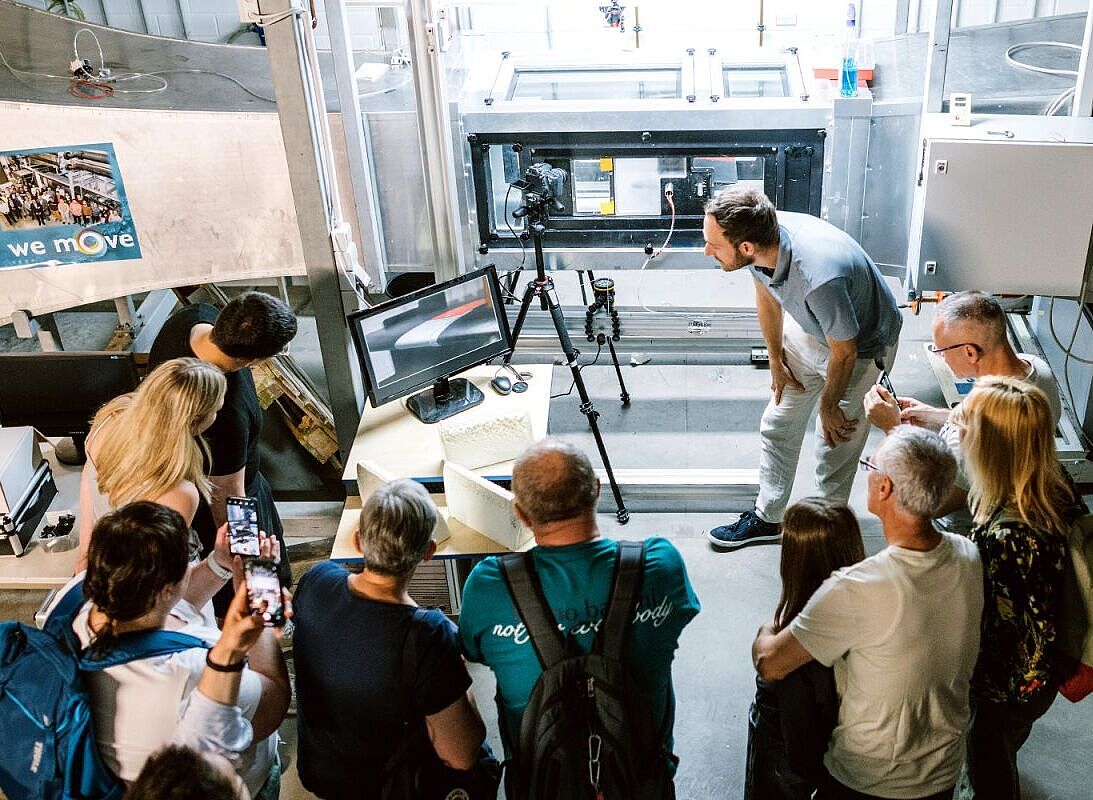 Dr. André Bauknecht showing the visitors at the IFF details of research