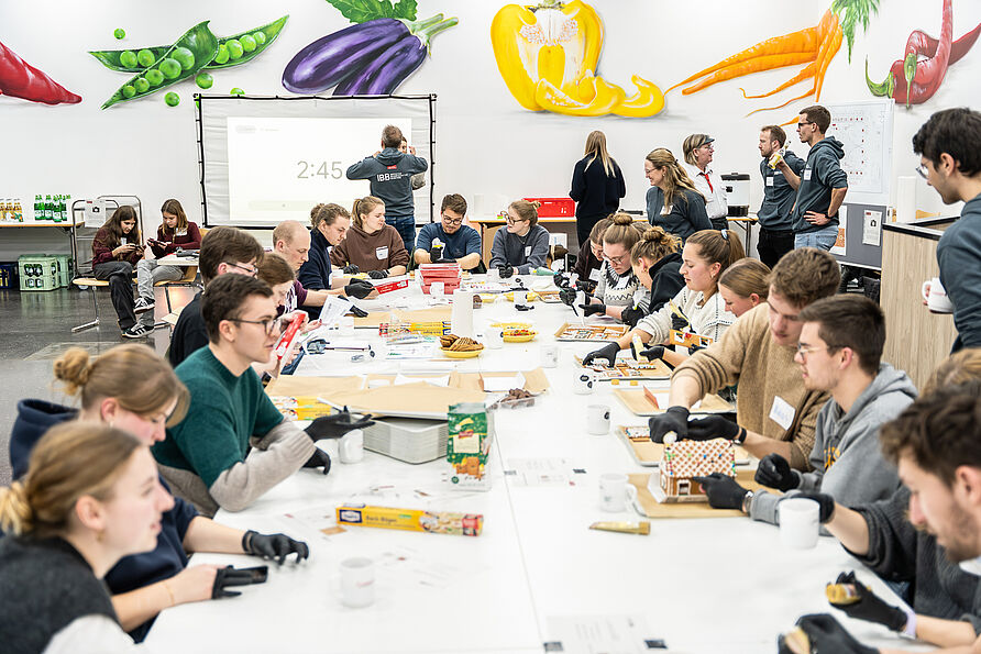 Studierende bauen gemeinsam Lebkuchenhäuser #6