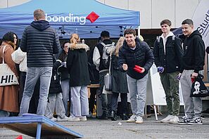 Ein Studierender spielt ein Wurfspiel