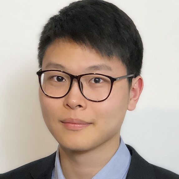 Das Portraitfoto zeigt den Alumnus Zexuan Xu