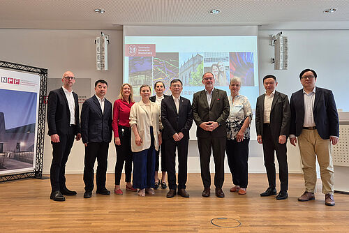 Bildunterschrift: Die Delegation der Tongji Universität wurde am NFF wilkommen geheißen. V.r.n.l: Prof. Liming Cai, Wen Yin, Dr. Ute Kopka, Prof. Manfred Krafczyk, Prof. Shouen Fang, Dr. Anna Lux, Prof. Vanessa Miriam Carlow, Nadine Pieper, Prof. Zhendong Wang, Olaf Mumm. 