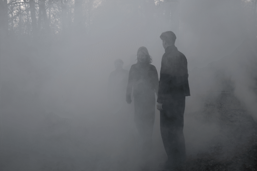 Die künstlerische Performance „Vaporous Bodies“ fand im Außenbereich und angrenzenden Wald des Instituts für Architekturbezogene Kunst statt. 