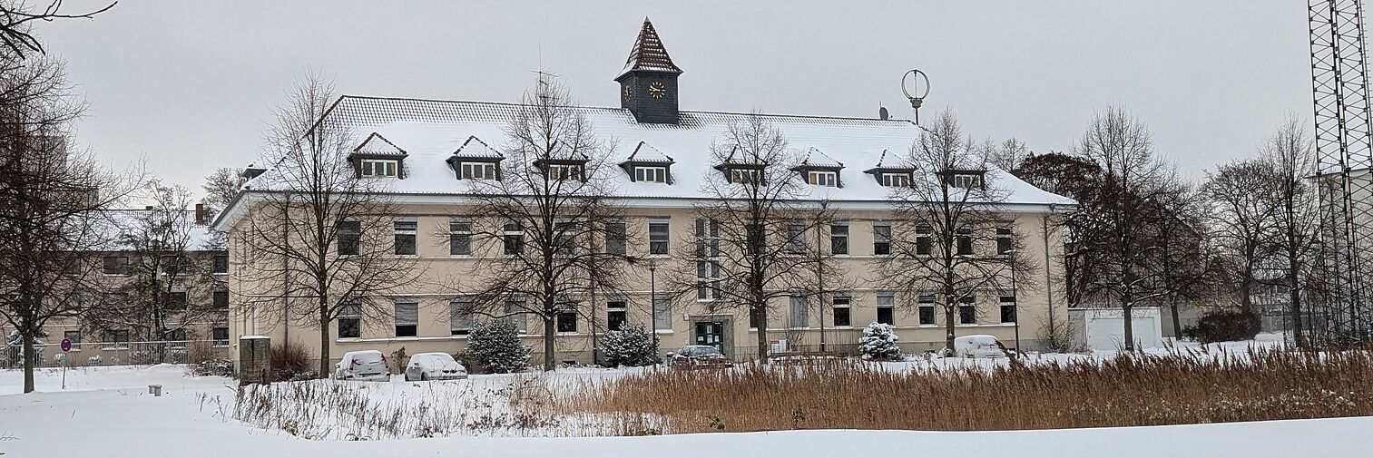 Das Bild zeigt die Vorderansicht des Gebäudes Bienroder Weg 81 im Winter. 