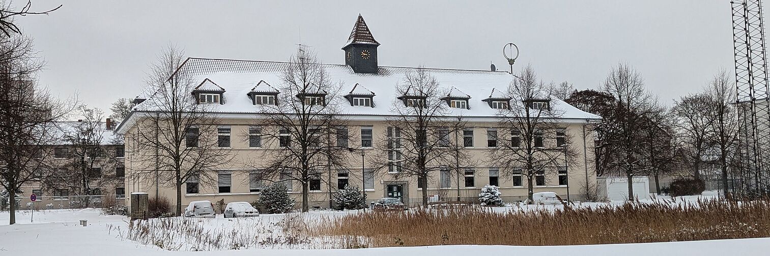 Das Bild zeigt die Vorderansicht des Gebäudes Bienroder Weg 81 im Winter. 