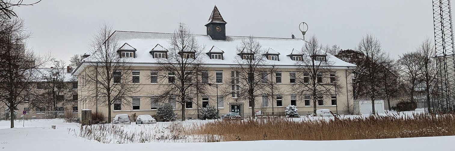 Das Bild zeigt die Vorderansicht des Gebäudes Bienroder Weg 81 im Winter. 