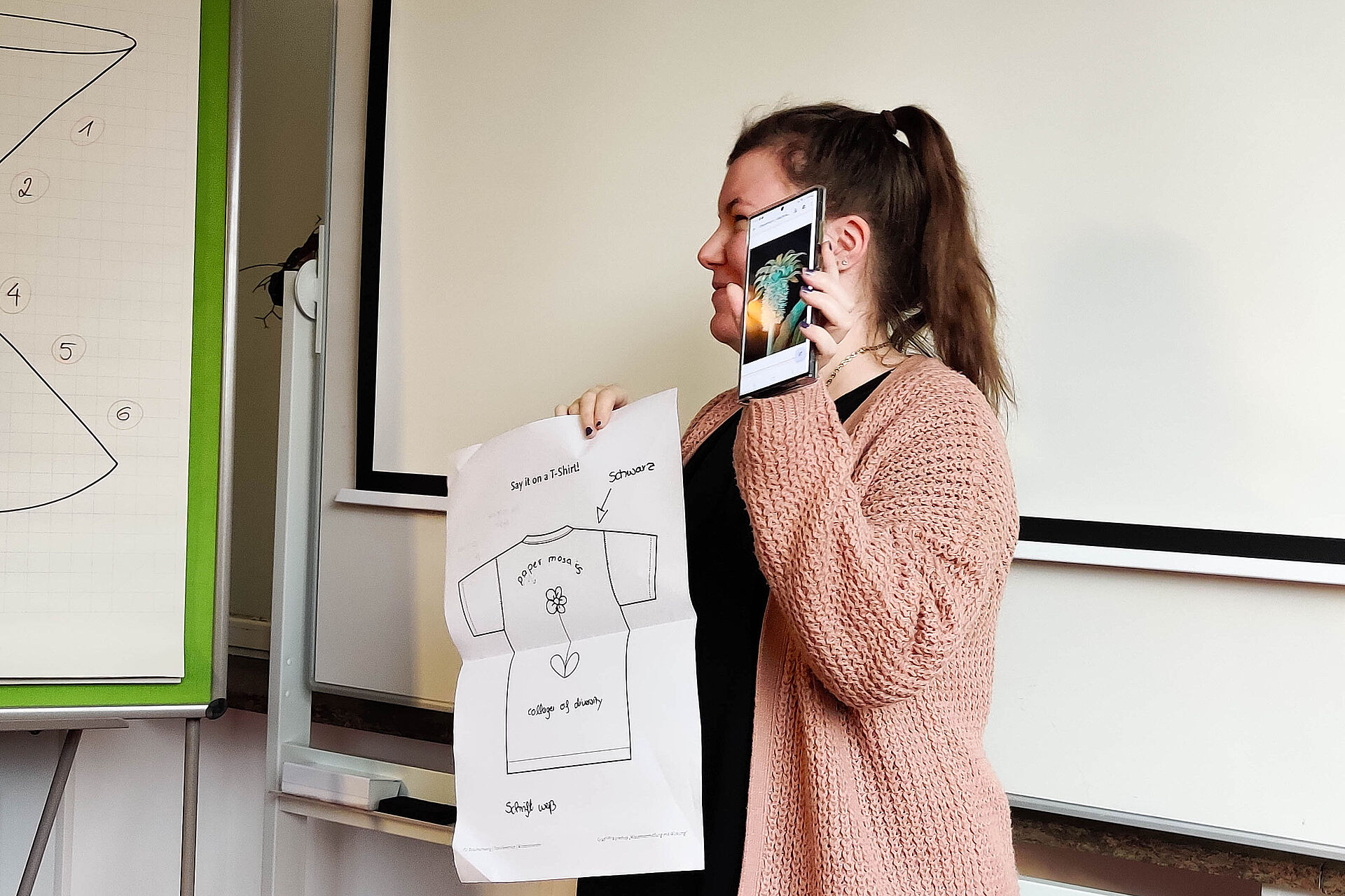 Studentin präsentiert ein Arbeitsblatt im 4LAB