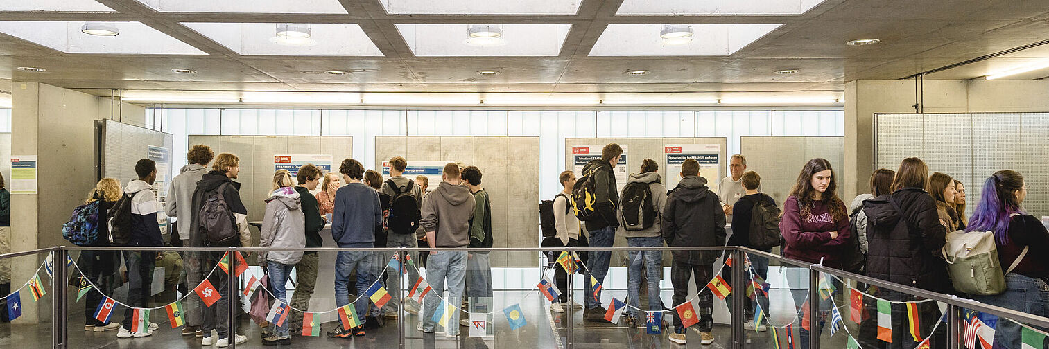 Viele Studierende stehen während der Study Abroad Fair im Architekturpavillon. 