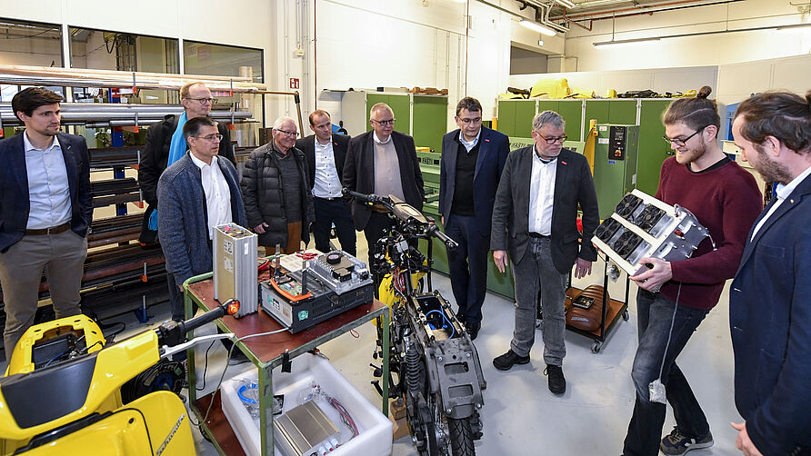 NFF-Beiratssitzung: Das ivb um Prof. Michael Heere baut einen H2-Roller auf.