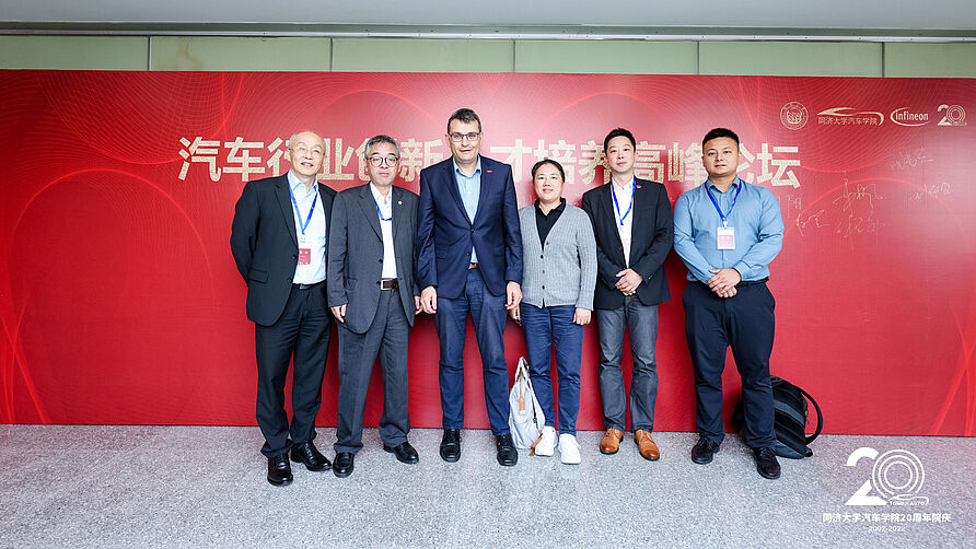 NFF-Delegationsreise nach Shanghai im Oktober 2023: Gruppenfoto mit Professor THomas Vietor und Dr.Weijun Lu (NFF)
