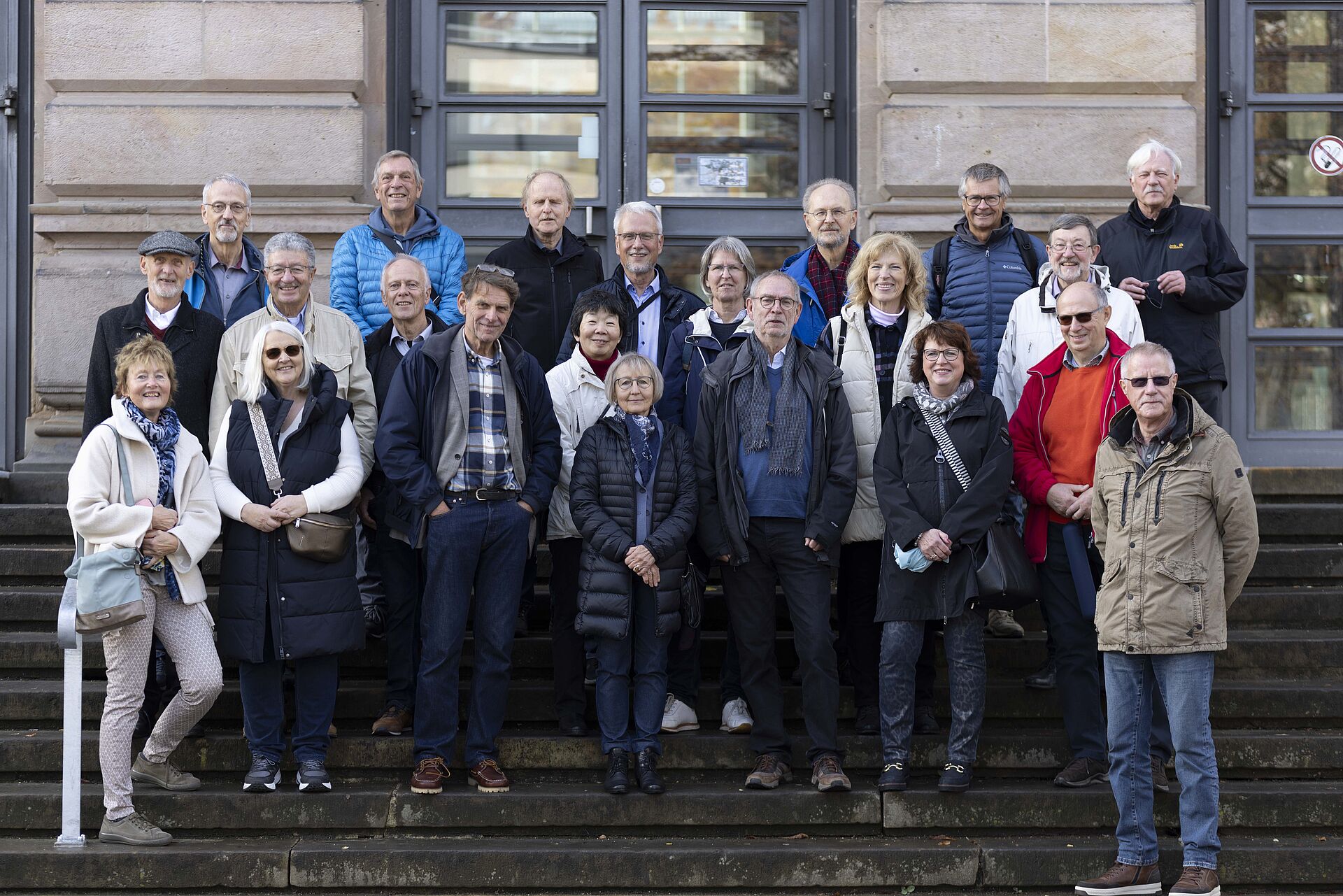 Erstsemester Informatik aus dem Jahr 1975 bei ihrem 50 jährigen Jubiläum vor dem Altgebäude der TU Braunschweig