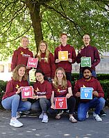 Das Team des Projektes FairFolgen hält SDG 1 bis 6 in ihren Händen. 