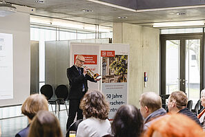 Der Musiker Geza Gal spielt während der Feier zum 50 jährigen Jubiläum des Sprachenzentrums Trompete.