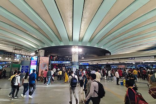 Die helle und geräumige U-Bahn-Station Rajiv Chowk, auf deren Dach sich der Central Park befindet. 