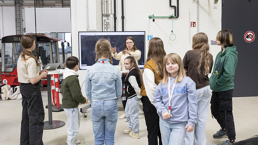 Zukunftstag 2025 am NFF: Schülerinnen werden Funktionen des autonomen Fahrens im Technikum erläutert.