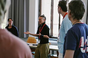 Eine Referentin erklärt im Workshop