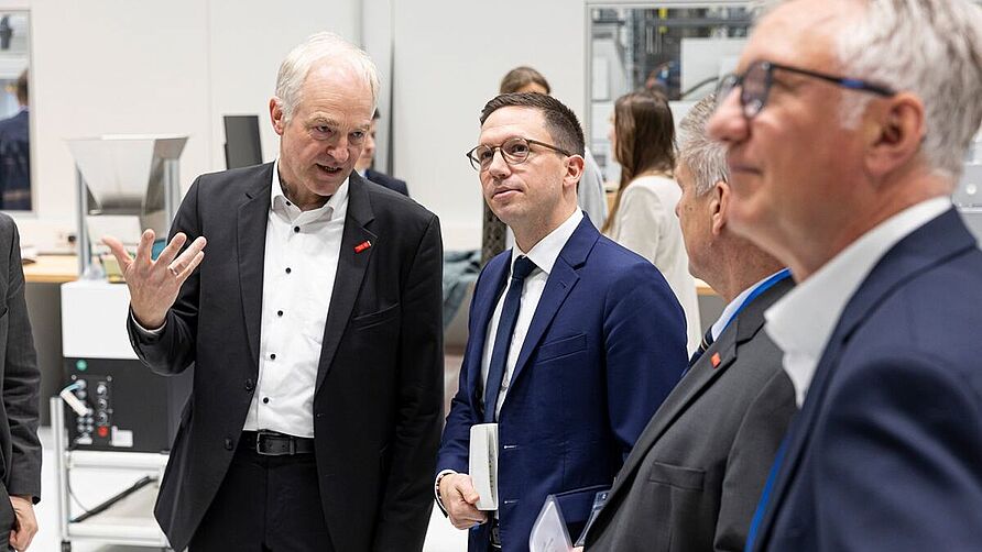 Eröffnung CircularLab der BLB am 06.11.2023 in Braunschweig: Professor Kwade im Gespräch mit WIssenschaftsminister Mohrs