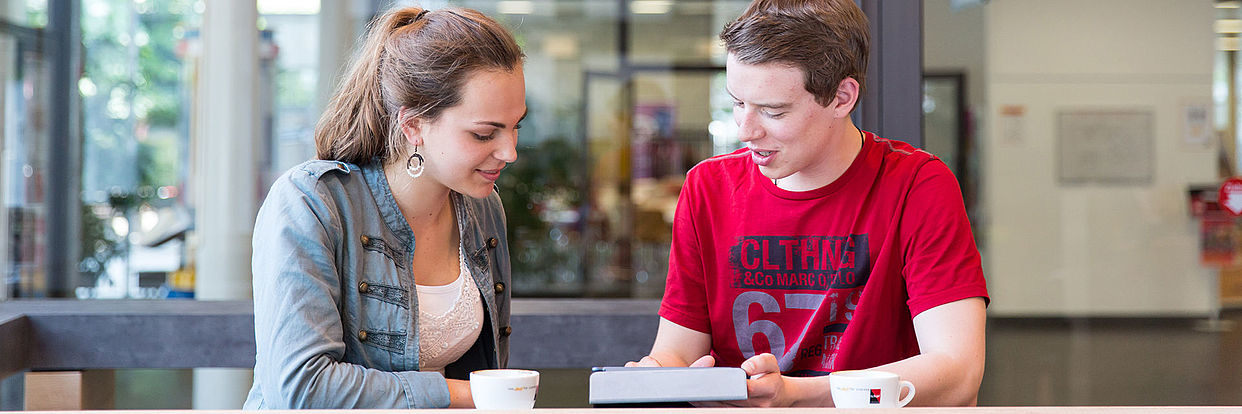 Studierende in der 9bar 