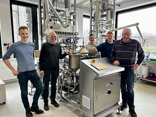 Foto zum Ruhestand von Detlev Rasch (rechts) mit Jan-Angelus Meyer (links), Prof. Rainer Krull (links Mitte), Jannis Künzel (rechts hinten) und Leon Pastwa (rechts Mitte)