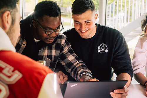 Studierende beim Lernen im Studierendenhaus der TU Braunschweig