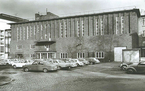 Außenansicht des Institutsgebäudes im Jahr 1965.