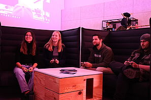 Studierende beim Gaming