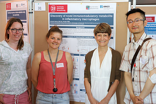 President Prof. Angela Ittel let Prof. Thekla Cordes, Antonia Henne and Dr. Wei He (from left to right) explain their project at the Poster Marketplace.