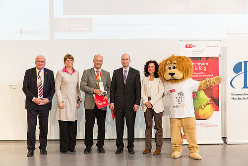 Lehre und Studierende mit Präsident und Vizepräsidentin auf der Bühne