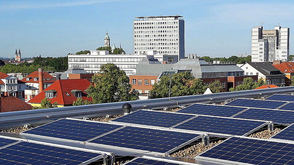 Solaranlagen auf einem TU-Dach mit Blick über Braunschweig