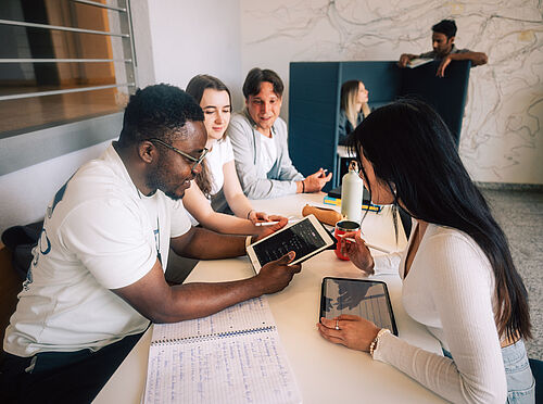 Studierende in einer Lernsituation