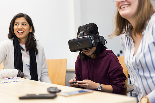 Studierende mit einer VR-Brille