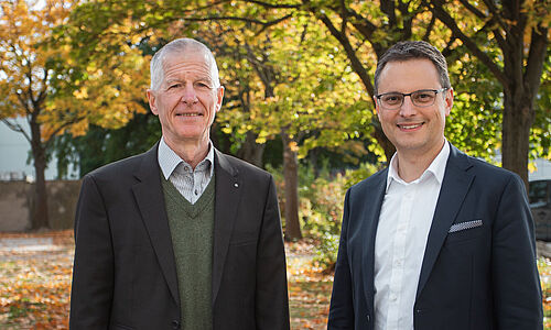 Professor Roland Wüchner (r.) begrüßt Professor Rainer Löhner am Institut für Statik und Dynamik.