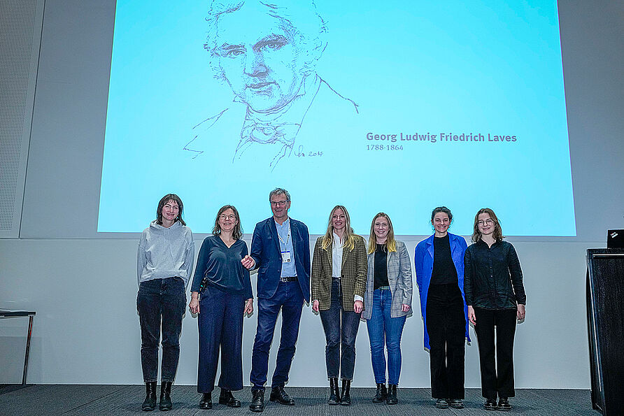 Die Preisträgerinnen des Lavespreis mit Professorin Anke Bertram und dem Vorsitzenden der Lavesstiftung, Robert Marlow. v.l.n.r.: Antonia Stöcker, Prof. Anke Bertram, Robert Marlow, Hannah Selina Dietze, Miriam Krüssel, Antonia Haffner, Lina Nikolic.