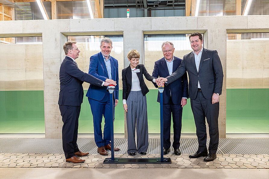 Start des neuen Salzwasser-Wellen-Strömungskanals an der TU Braunschweig mit (v.l.): Prof. Nils Goseberg (Leichtweiß-Institut für Wasserbau), Dieter Janecek (Koordinator der Bundesregierung für die Maritime Wirtschaft und Tourismus), TU-Präsidentin Prof. Dr. Angela Ittel, Niedersachsens Ministerpräsident Stephan Weil und Braunschweigs Oberbürgermeister Dr. Thorsten Kornblum. 