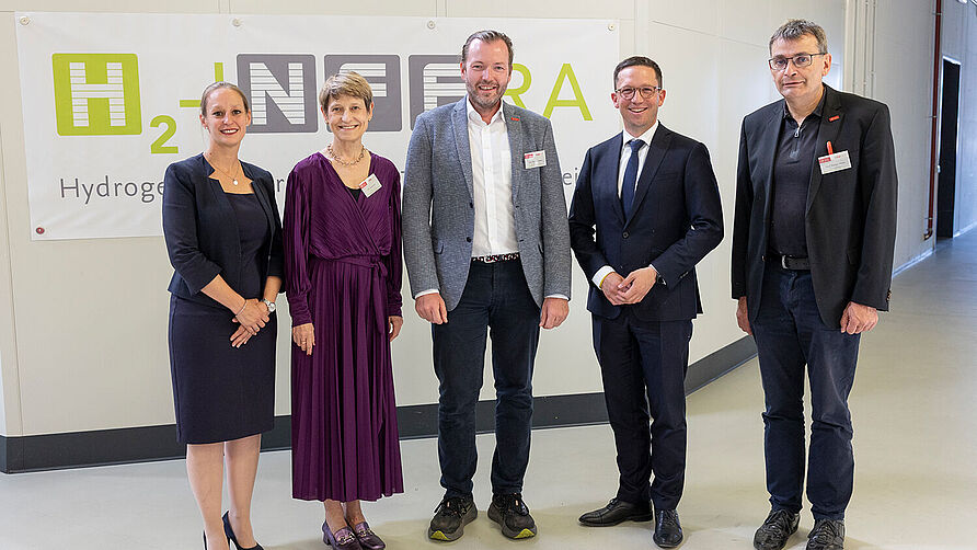 Förderbescheidübergabe für das Projekt „H2-iNFFra“ am 21.08.2025 am NFF: Prof. Sabrina Zellmer (stellv. Leitung am Fraunhofer IST und Universitätsprofessorin für Batterie- und Brennstoffzellen-Prozesstechnik an der TU Braunschweig), Angela Ittel (Präsidentin der TU Braunschweig), Prof. Michael Heere (Projektleiter, TU Braunschweig), Falko Mohrs (Niedersächsischer Wissenschaftsminister) und Prof. Thomas Vietor (Sprecher des NFF, TU Braunschweig). 