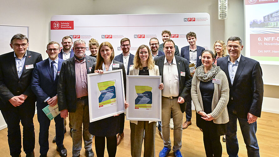 Verlehung des 6. NFF-Doktorandenpreis am 11.1.2025 in Braunschweig: Gruppenfoto mit allen KandidatInnen, Presiträgerinnen, Doktorvätern sowie Vorstandssprecher und Geschäftsführung des NFFs.