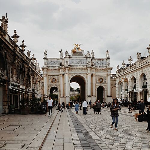 Ein Foto von dem Arc Héré (Triumphbogen) in Nancy, Frankreich. 