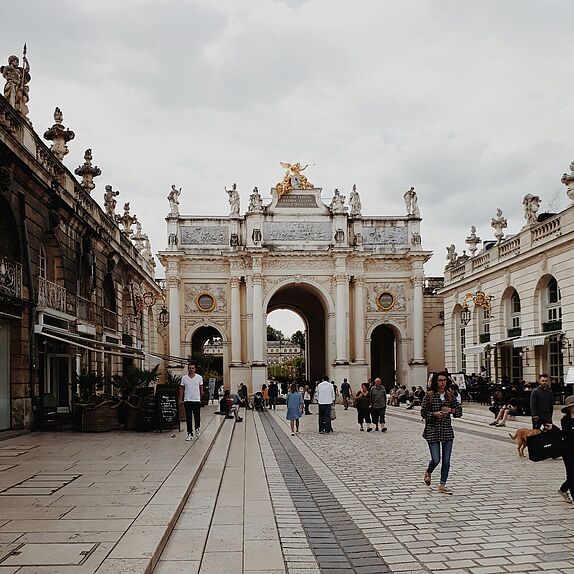 Ein Foto von dem Arc Héré (Triumphbogen) in Nancy, Frankreich. 