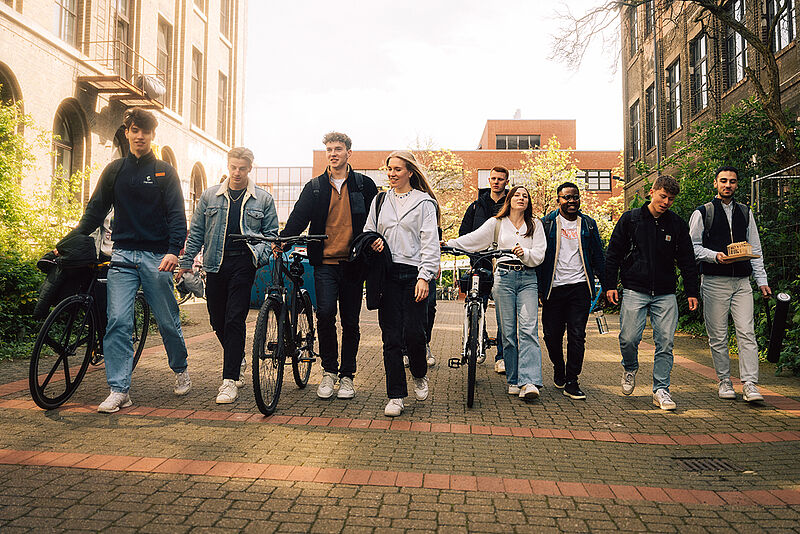 Studierende gehen durch Braunschweig.