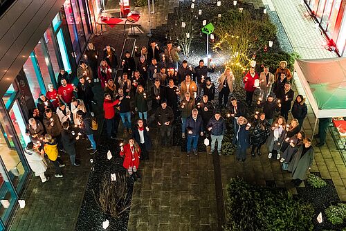 Gemeinsames Anzünden der Wunderkerzen im NFF-Innenhof anlässlich der 15. Geburtstags des NFF am Nikolaus-Dienstag (06.12.2022) im NFF in Braunschweig. 